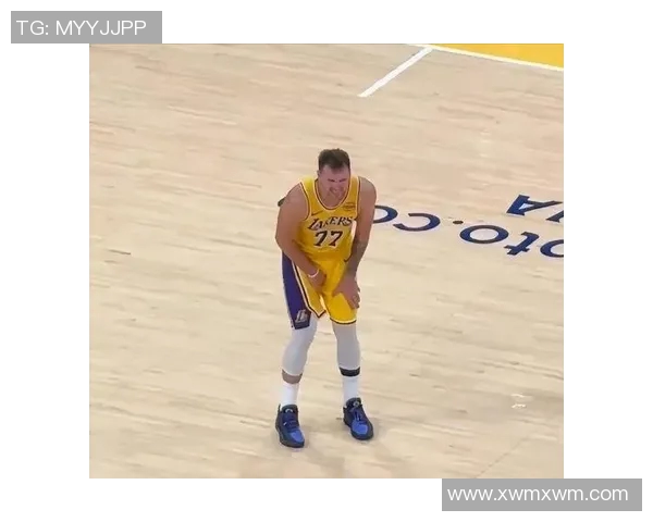 湖人队客场连胜终结，东契奇欧文空砍独行侠惨败老鹰